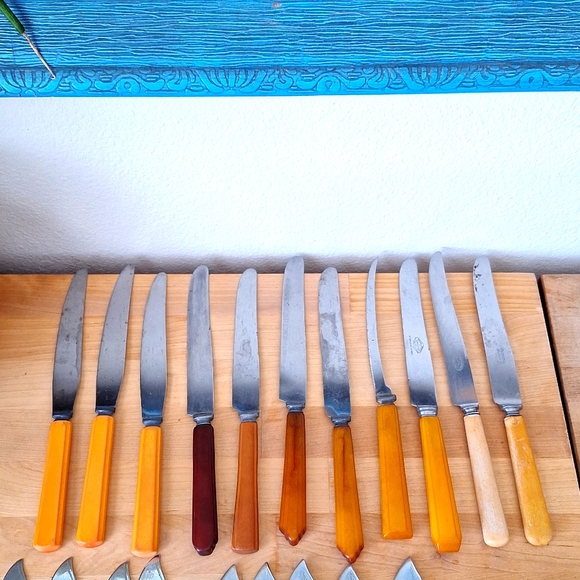 Mixed Lot of 37 Vintage Mid-Century Bakelite Utensils in Yellow-Orange. - Picture 2 of 10